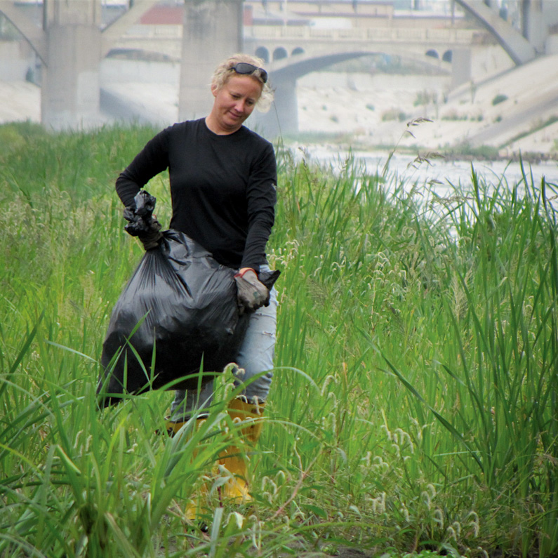 LA River cleanup volunteer